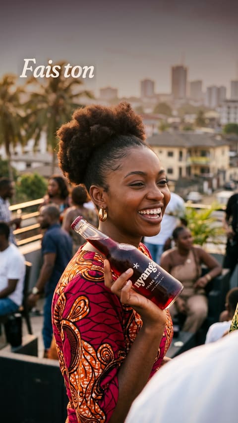 « Fais ton nyanga. » Une jeune femme rit sur un toit de Douala.